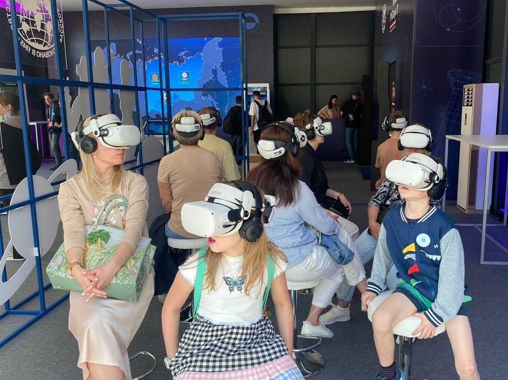 Женщина, девочка и мальчик в VR-шлемах смотрят фильм РГО
