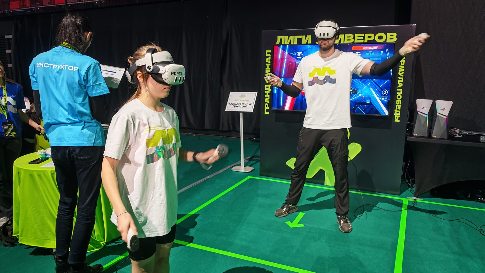 Участник в VR-шлеме с контроллерами играет в ритм-игру на зоне гранд-финала