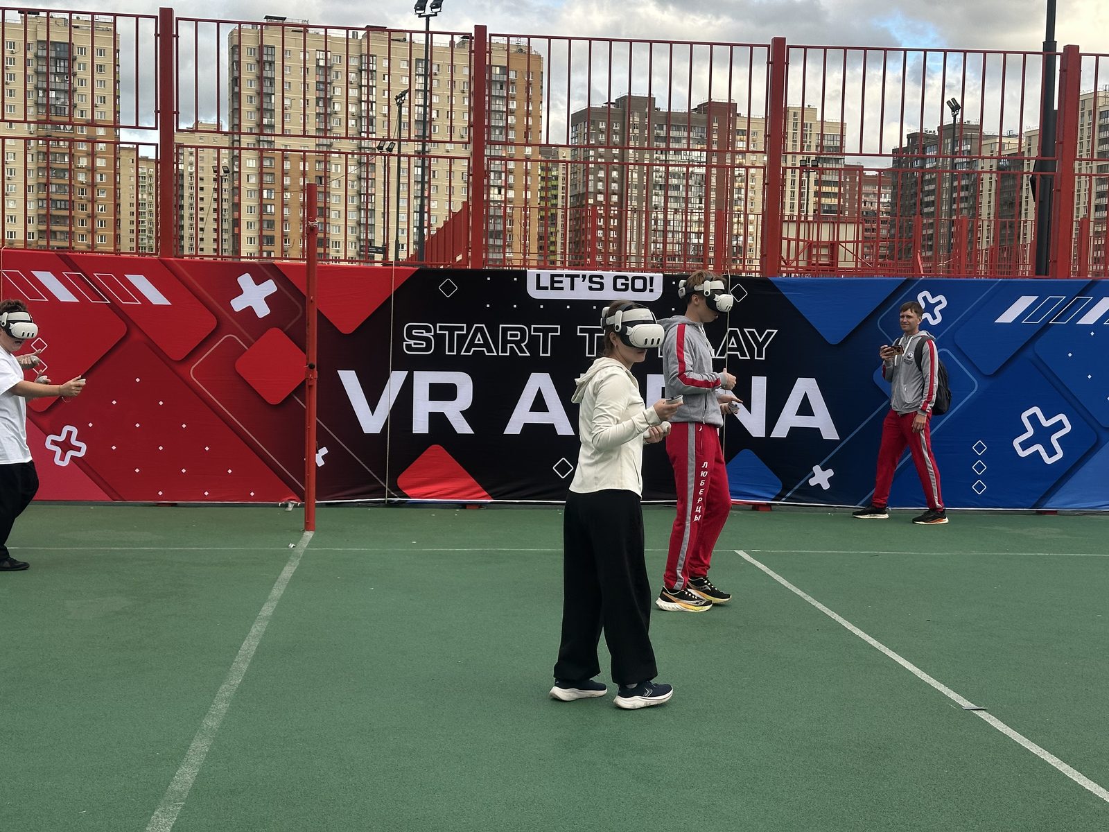 Ограждение арены с баннерами VR Arena по периметру площадки под открытым небом