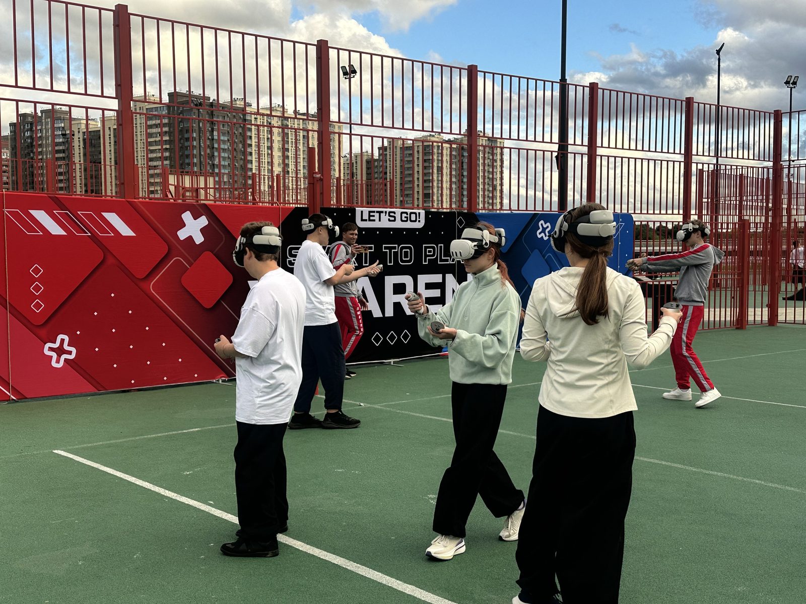 Группа игроков в беспроводных VR-шлемах свободно перемещается по арене