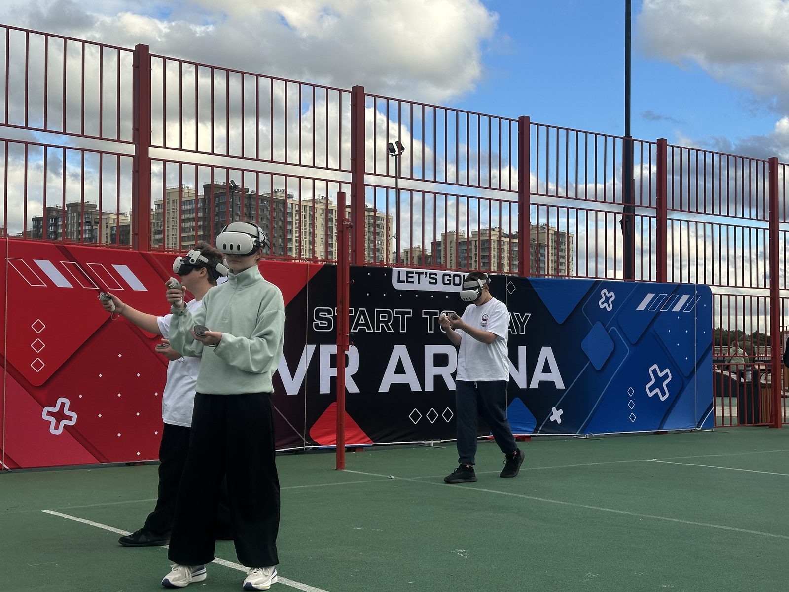 Оператор помогает участнице настроить VR-шлем перед началом сессии