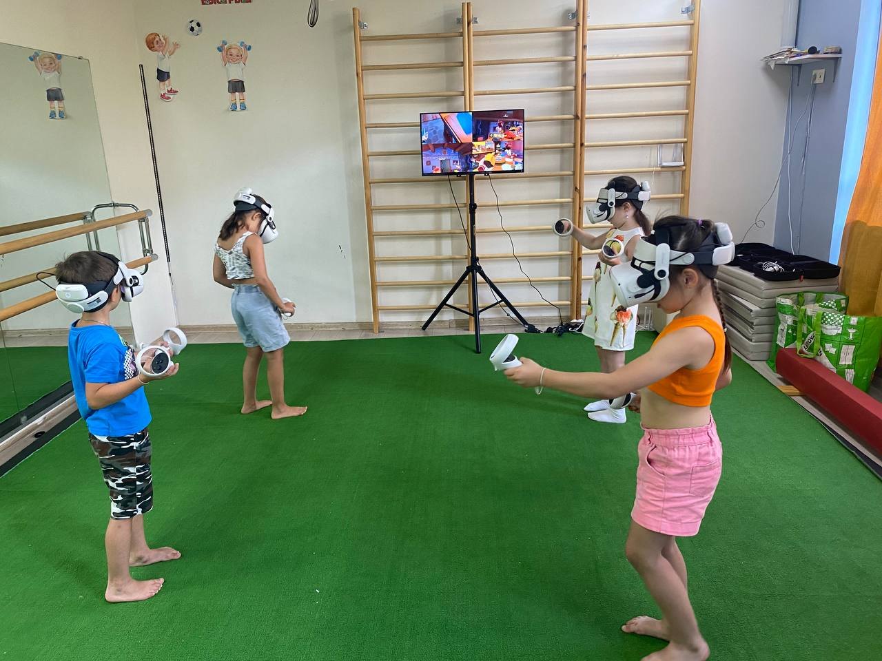Детский праздник: дети играют в VR, игра дублируется на телевизоре