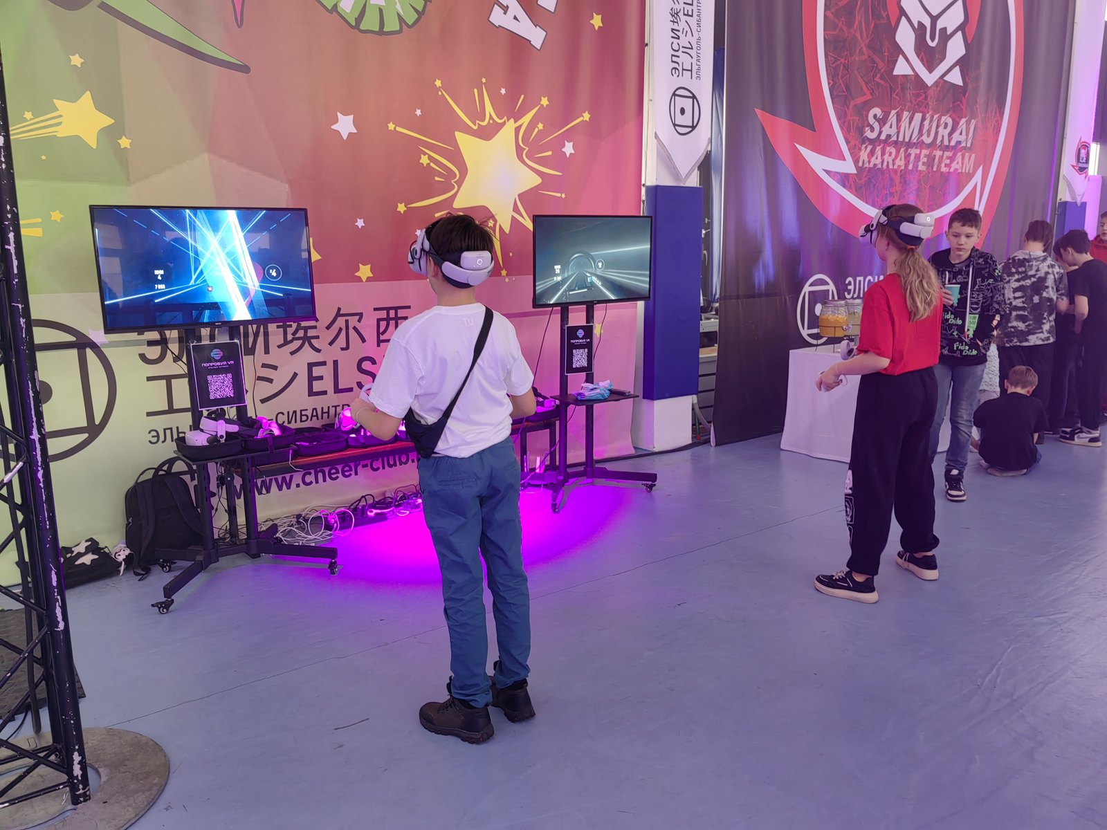 Мальчик играет в VR, игра идёт сразу на двух экранах