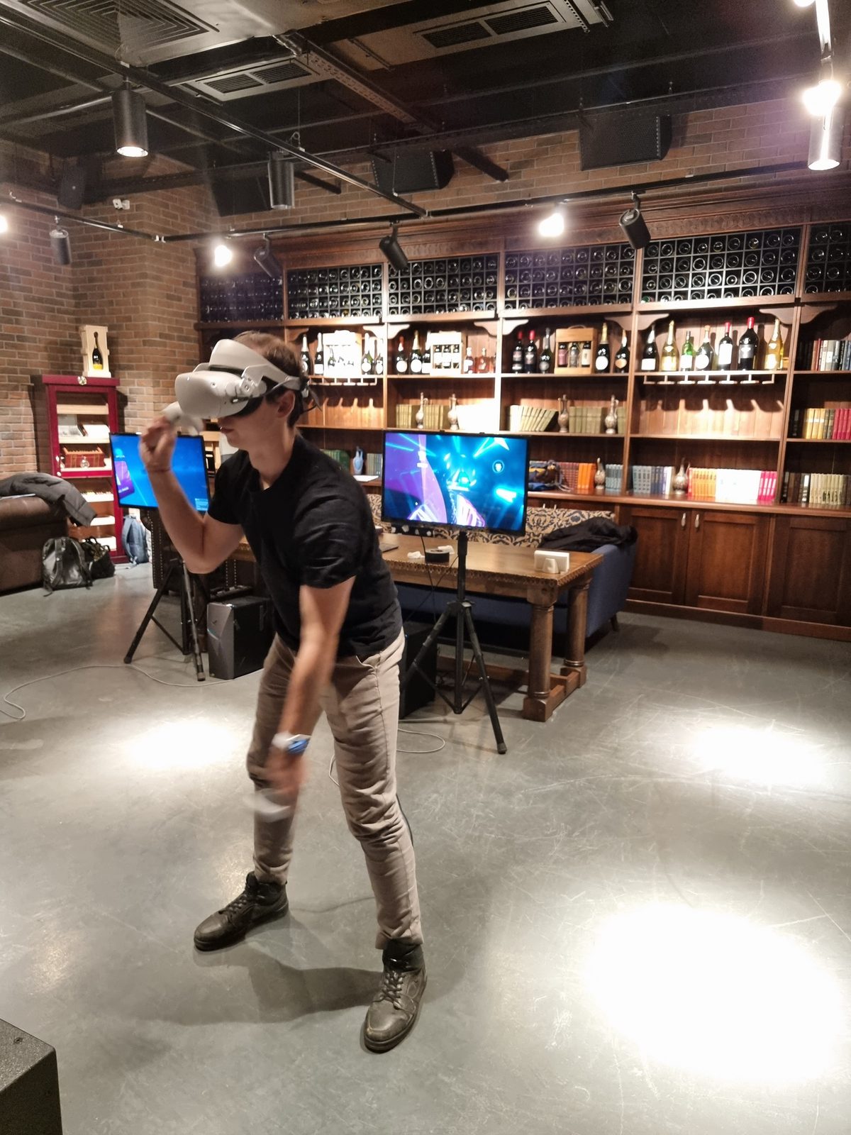VR-зона в винном зале ресторана, игра идёт на двух экранах