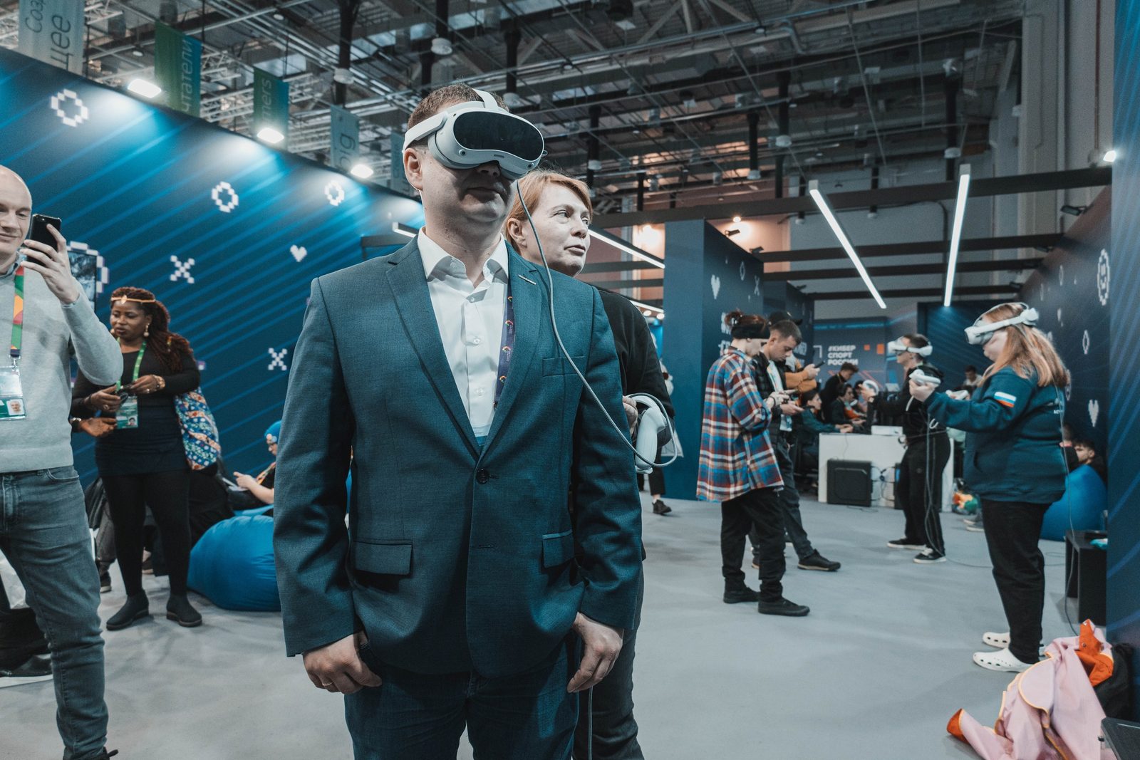 Деловой посетитель в VR-шлеме на выставочном стенде