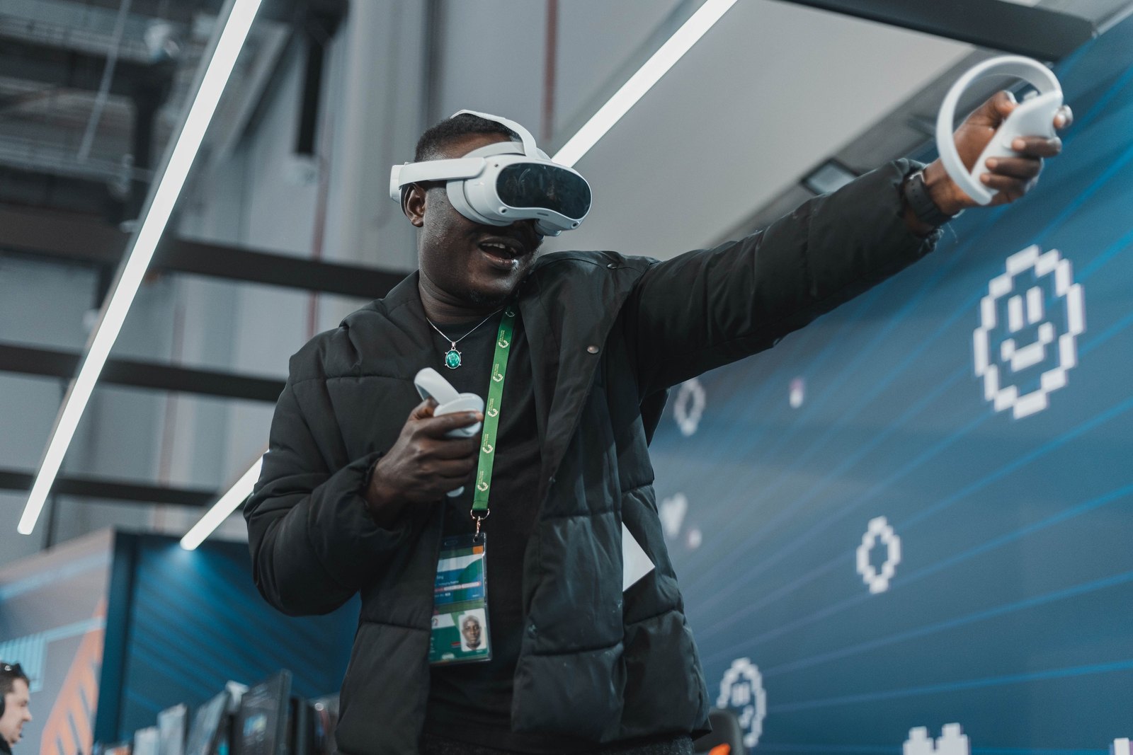 Гость в VR-шлеме тянется к предмету внутри игры