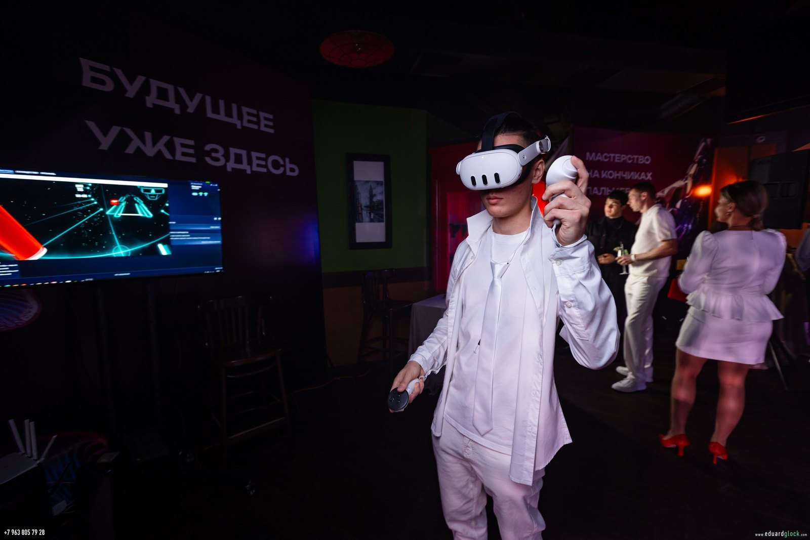Вечерняя VR-зона: гость играет, остальные ждут своей очереди