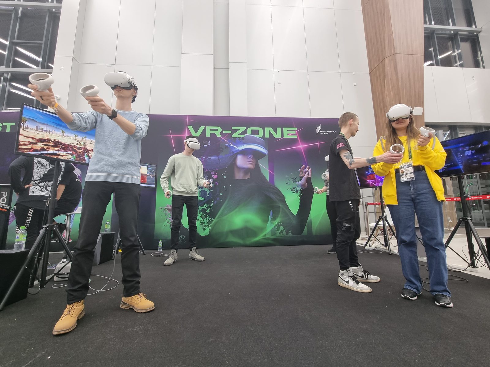 Турнирная VR-зона на фестивале: четверо играют одновременно, оператор рядом
