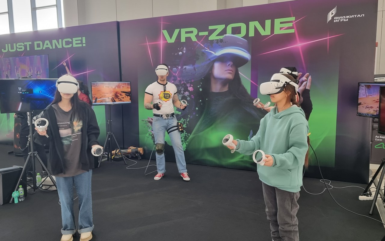 Игровые станции на площадке: игроки в VR-шлемах, у каждого свой экран с трансляцией