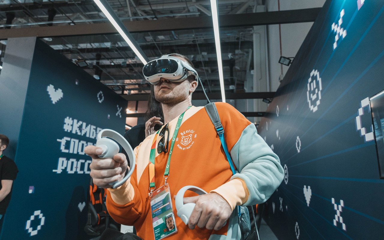 Гость играет в VR на станции с игровым компьютером