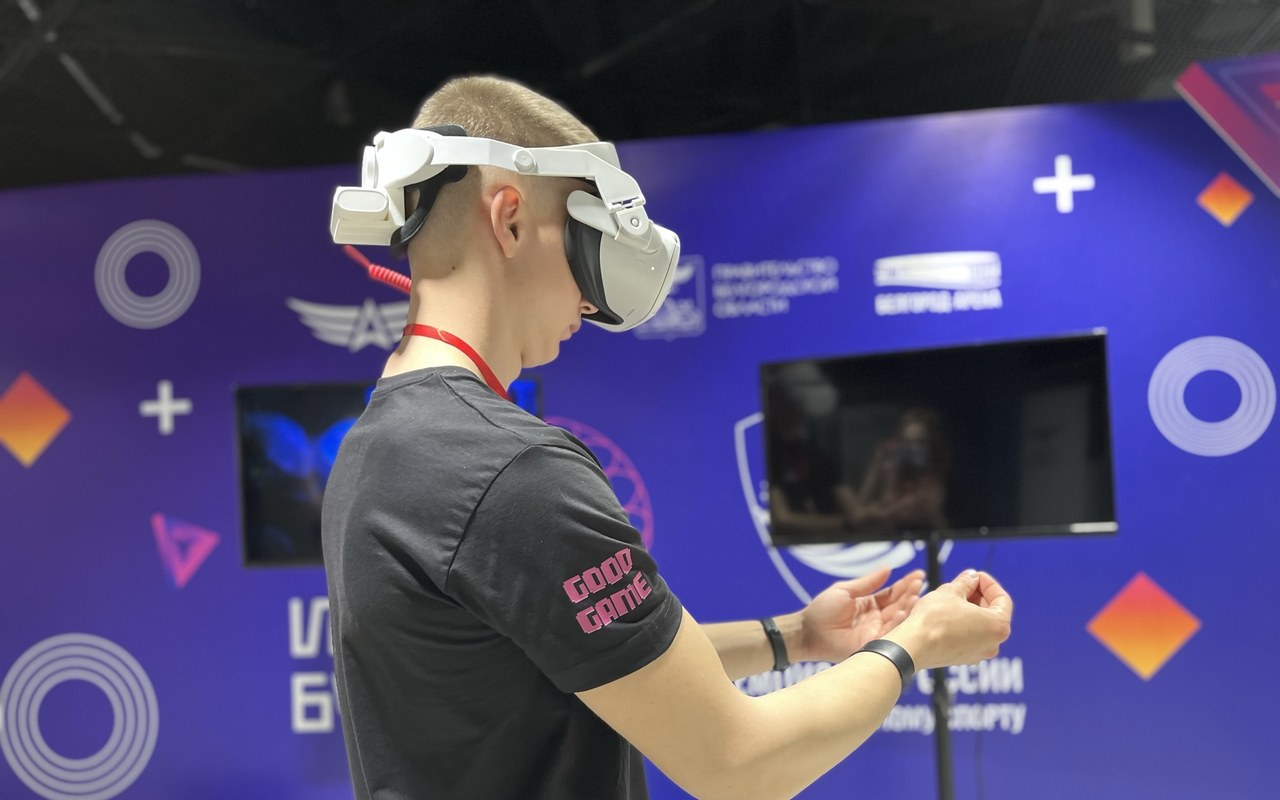 Гость в VR-шлеме и наш телевизор на треноге рядом с игровой зоной